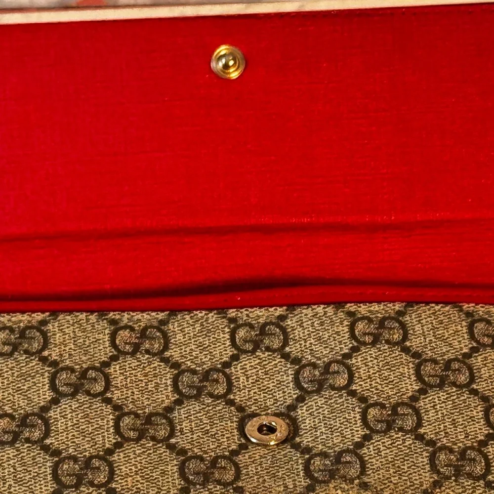 Gucci GG canvas Guccissima wallet with a red leather strap. - Picture 6 of 10